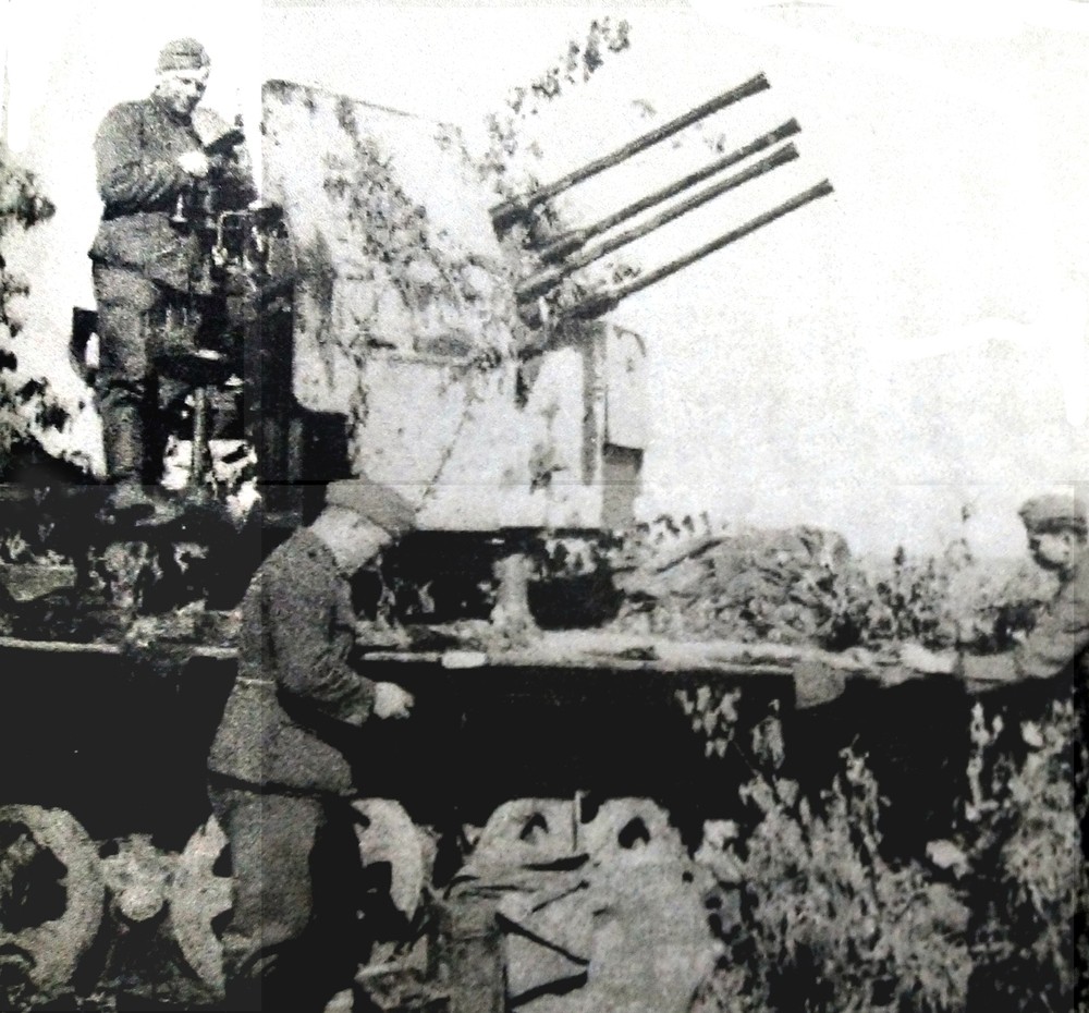 1943年5月下旬，特鲁布切夫斯克，德军第290高射炮营的一辆安装4管20毫米Flak 38机关炮的Sd.Kfz.7/1半履带防空炮车。