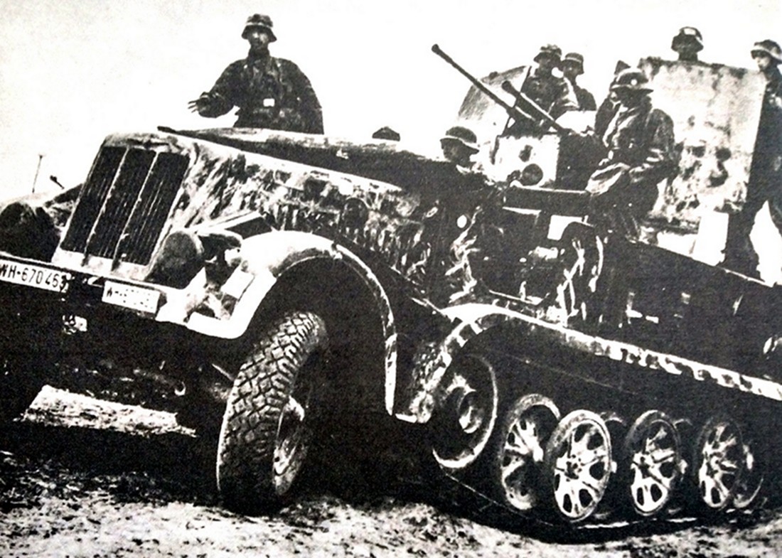 图中这辆由德国博格沃德公司生产的Sd.Kfz.7/1率属于德军第22高射炮营（车号WH-670463），注意炮车上的4管机关炮被拆除了上方两根炮管。