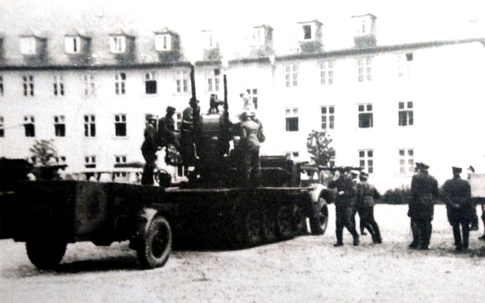 Sd.Kfz.7/1炮车上的4管机关炮是一种对付低空目标十分有效和让人恐惧的防空武器，在实战中备受德军部队的高度赞扬，该炮车后部常常会拖挂一辆Sd.Ah 56挂车，为炮车装载备用弹药和零部件。