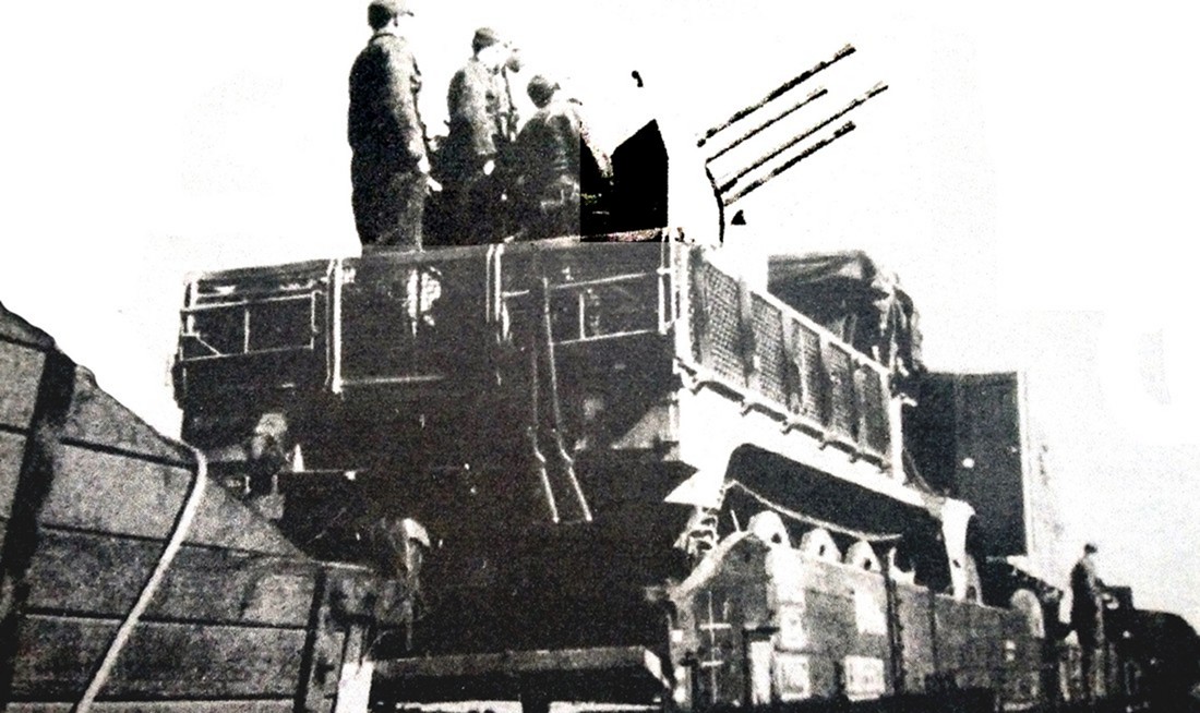 安装4管20毫米Flak 38机关炮的Sd.Kfz.7/1半履带防空炮车常负有铁路运输时的防空职责。由于其车体超宽，铁路运输时其围栏不能放倒。