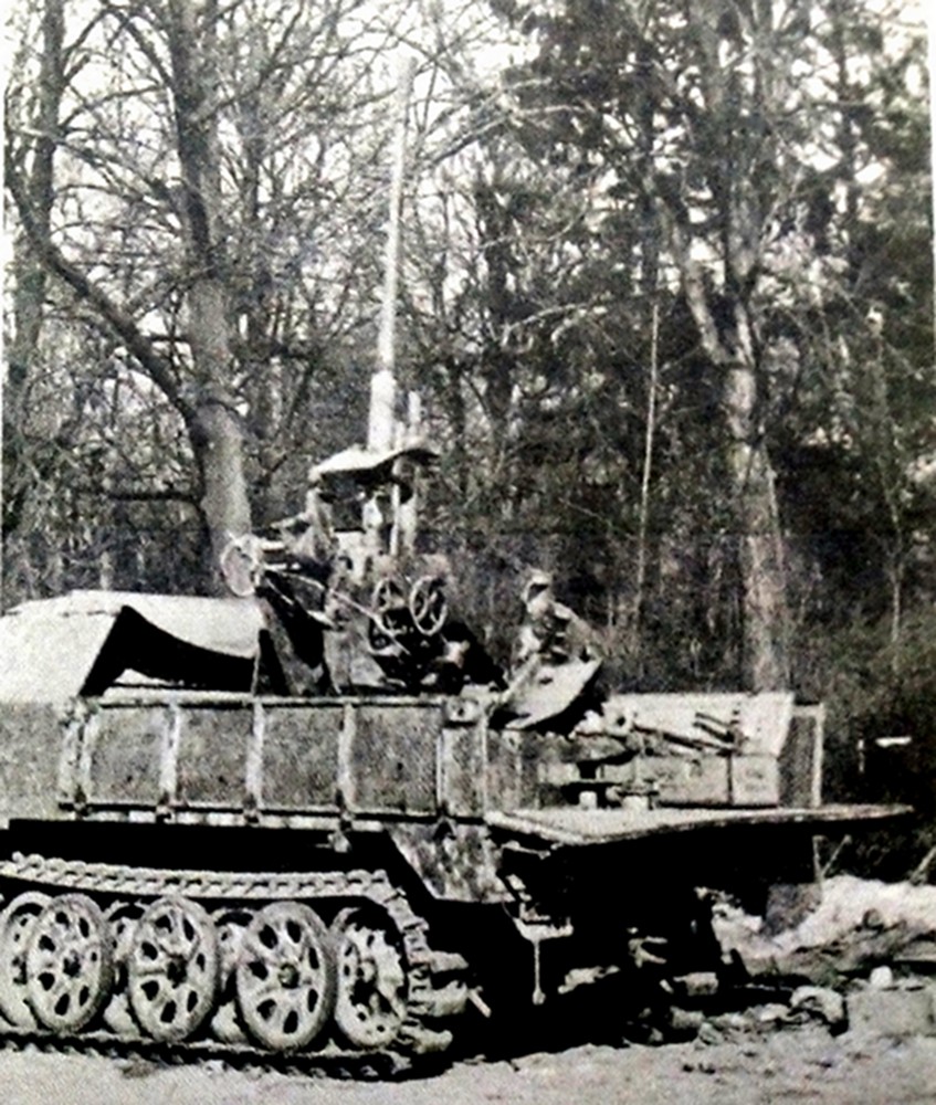 1945年4月，停靠在树林中的德军一辆Sd.Kfz.7/2半履带防空炮车。由于装甲防护薄弱，炮车要依靠树林作掩护，该炮车37炮的炮口正指向高空，估计停靠处是德军的一处防空阵地。