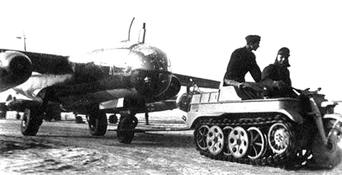 德军一辆Sd.Kfz.2小型半履带车正在机场牵引一架战机到跑道。在二战中后期,为了让空军节省航空燃油,不少Sd.Kfz.2小型半履带车被配备到机场作牵引飞机用。