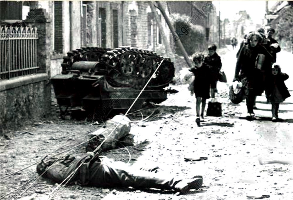 由于Sd.Kfz.2小型半履带车无任何防护,所以在战斗中极容易被击毁,图中为二战后期一辆被击毁翻倒在地的德军Sd.Kfz.2小型半履带车,司机也倒地死亡。旁边还有德国人拖儿带女在逃难。