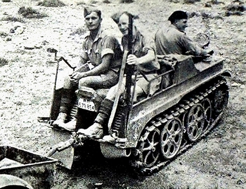 盟军对Sd.Kfz.2这种小型半履带车也很感兴趣,经常将缴获的Sd.Kfz.2小型半履带车化作己用。图中是盟军使用一辆缴获的德军Sd.Kfz.2小型半履带车作运输人员和物品用。