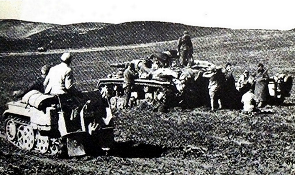 1942年,非洲战场突尼斯,一辆Sd.Kfz.2小型半履带车正在一辆德军坦克旁边驶过,注意这辆Sd.Kfz.2小型半履带车的车身侧面固定了一个水罐,这是为了应对非洲干燥的环境所准备的。而且所有在北非作战的Sd.Kfz.2小型半履带车都会装备一台变速风冷换气扇来对发动机进行冷却。