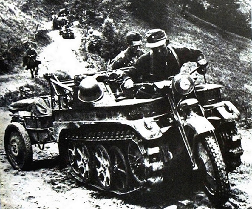 这是1943年拍摄于巴尔干山区的照片,从图中那名德军驾驶员别扭的姿势可以看出,在山路上驾驶Sd.Kfz.2小型半履带车并不是件容易的事,尤其是车后还拖带着一辆(非标准型号)挂车的情况之下。