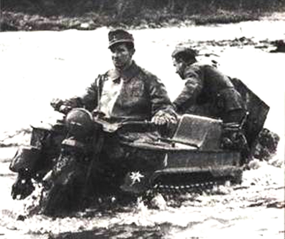 这是德军一辆Sd.Kfz.2小型半履带车在涉水行驶。可见这种小型半履带车是较适应各种不同的路况的。