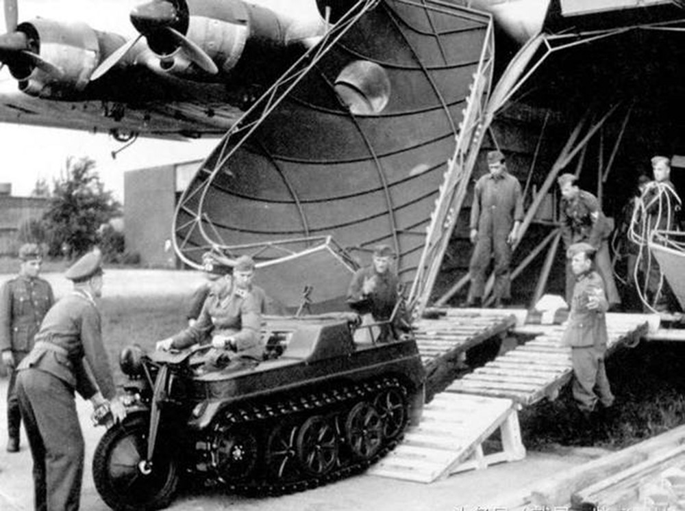德军一辆Sd.Kfz.2小型半履带车准备倒车开上Ju52运输机的机舱,该型车最初就是设计给德军的空降部队用的,因为体积小,可由德国空军的Ju52运输机搭载,与空降兵一起进行空降,以作空降部队的机动运兵和火炮牵引用。