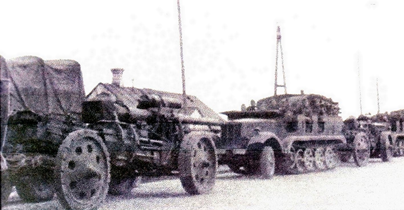 西线法国战场，战役结束后德军炮兵部队正在转移。多辆Sd.Kfz.6装甲牵引车拖带着105毫米K18加农炮停在公路上。请注意，Sd.Kfz.6装甲车牵引力为5吨，而105毫米K18加农炮运输重为6吨多，牵引力不足会影响炮兵部队的机动性。