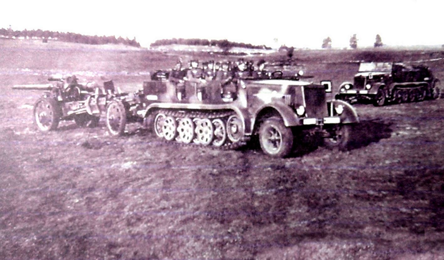 德军的Sd.Kfz.7半履带装甲车正牵引着105毫米K18加农炮在草原上行驶。为了克服Sd.Kfz.6装甲车牵引力不足的缺点，德军改用牵引力为8吨的Sd.Kfz.7半履带装甲车来牵引6吨多重的105毫米K18加农炮。由于重型半履带装甲车牵引力大，炮组全部成员又都能坐在车上，因此大大提高了炮兵部队的机动能力。