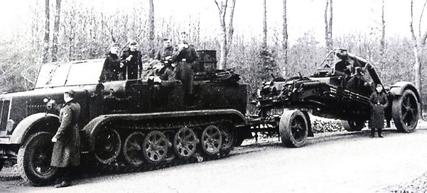 运输途中的一辆Sd.Kfz.7半履带装甲车停靠在公路上，车后牵引着一具拆解后的170毫米K18加农炮架。一般情况下，170毫米K18加农炮在运输时会拆解为两部分，其中拆解后的炮架约12吨，由牵引力为12吨的Sd.Kfz.8重型半履带装甲车直接牵引，而炮管则要安置在另一辆特制的拖车上运输。图中的Sd.Kfz.7半履带装甲车牵引力只有8吨，因此运输时必须慢行且须小心。
