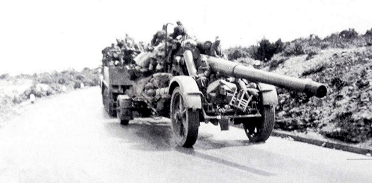 1943年，非洲战场，一门170毫米K18加农炮在一辆Sd.Kfz.8的重型半履带装甲车的牵引下缓慢地行驶在突尼斯的公路上。在急需运输的时候，170毫米K18加农炮也会在不解拆的情况下由Sd.Kfz.8重型半履带装甲车直接牵引，只是由于牵引力不足，运输速度只能减慢至每小时6公里以下（转弯时更慢）。