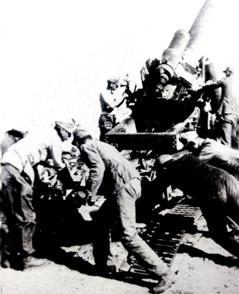 1943年初，非洲战场突尼斯地区，正在阵地中作战斗准备的一门德国非洲军团的170毫米K18加农炮。