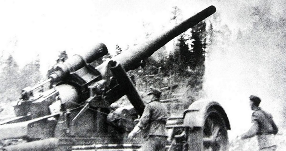 1943年夏天，东线苏联北部战场，德军一门隐蔽在树林中的170毫米K18加农炮正在向苏军目标开炮射击。