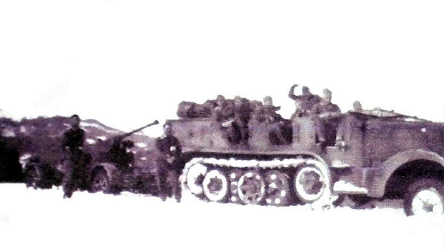 冬季欧洲战场，一辆Sd.Kfz.7型半履带装甲车牵引着德国空军高炮部队的一门37毫米Flak18型高射炮在雪地中行进。该炮安装在四轮炮座上，可以轻便地随牵引车行进。