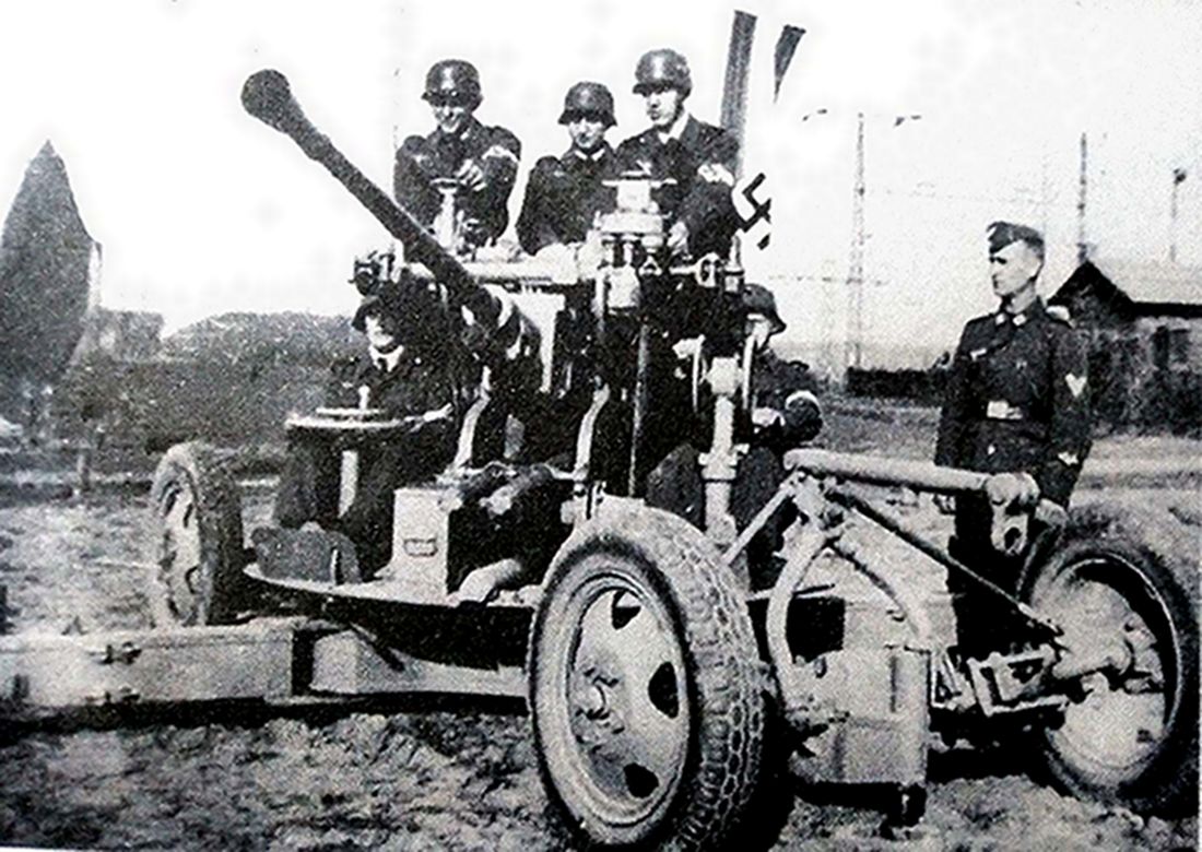 德国空军高炮部队的一门37毫米Flak18型高射炮正在进行操作训练。