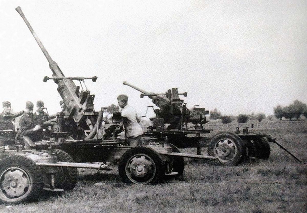 德国空军人员正在对37毫米Flak36型高射炮进行检查。该武器主要用于保护重要的军事设施，此外也会跟随部队在战场上为陆军或装甲部队作对空保护。