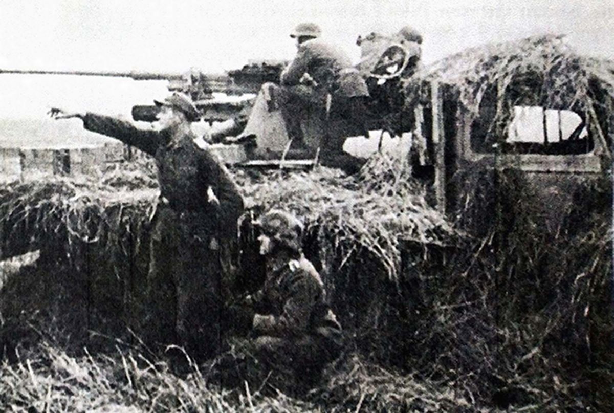 1941年至1942年，东线苏联战场俄罗斯地区，一门配属给陆军，架设在福特3吨4X2卡车上的德军的37毫米Flak36型高射炮，该炮正在一名军士指挥下进行射击，为士兵进攻作火力支援。