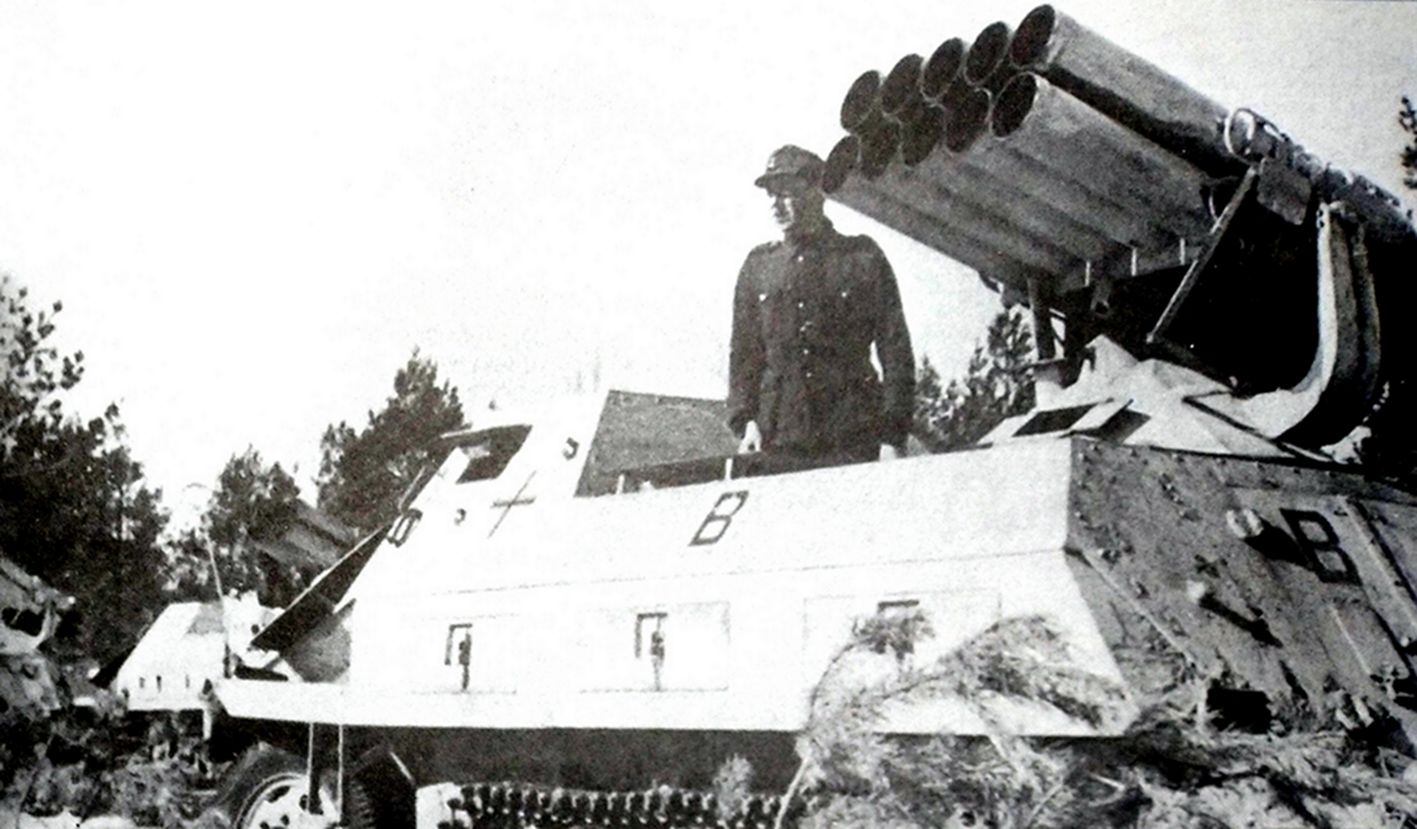 1943年,正在接受检阅的德军42型150毫米车载火箭炮。
