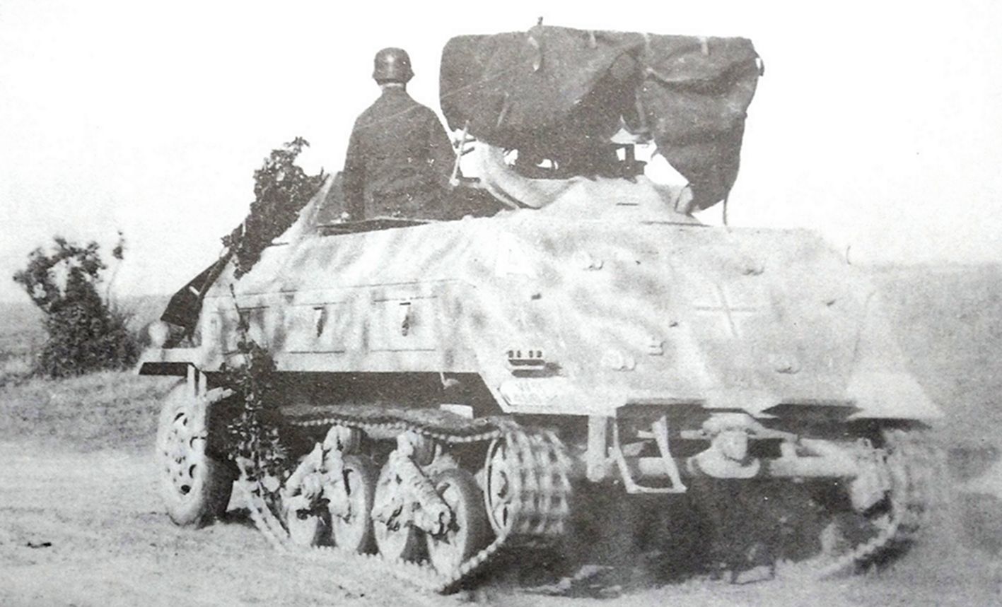 1943年,东线苏联战场,德军一辆42型150毫米车载火箭炮车正在向库尔斯克前线开进。此时,该型火箭炮刚刚少量装备德军,正在接受战场检验。