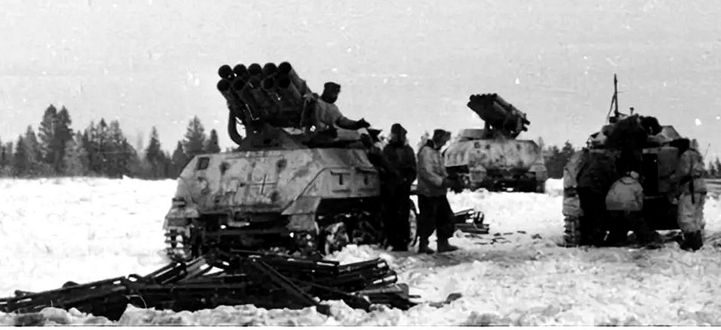 1943-1944年冬季,东线战场,德军火箭炮排的三门42型150毫米车载火箭炮正在阵地上作战斗准备。