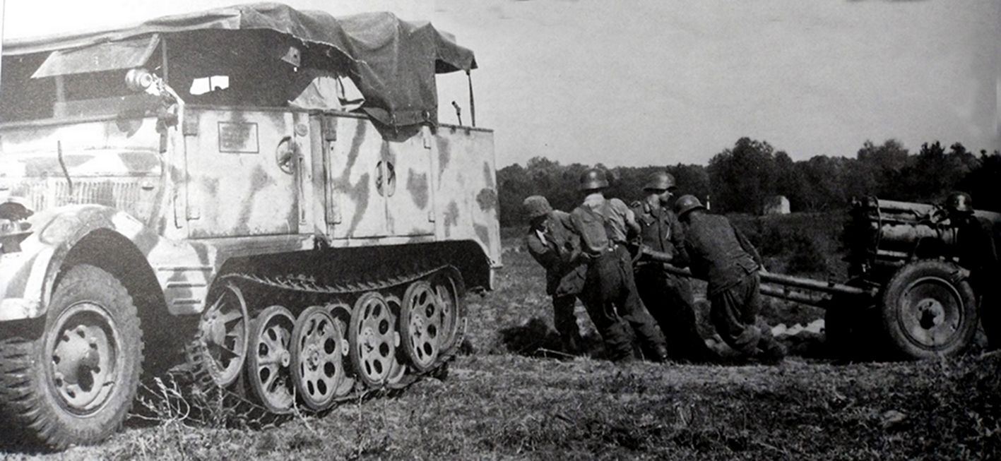 1944年5月，东线苏联战场，德军的几名炮兵正努力将一门42型210毫米火箭炮拉到一辆半履带牵引车后进行联接，力图迅速转移阵地。由于该炮运输重量不超过一吨，因此用牵引力3吨的机动车运输已是足够。