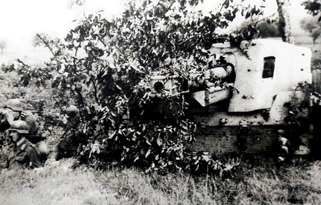 1944年秋天,西线法国战场,德军一门伪装得很好的75毫米Pak50型反坦克炮。图中仍可依稀见到其炮口制退器,炮班士兵正隐蔽在火炮前的炮坑中认真观察敌情。