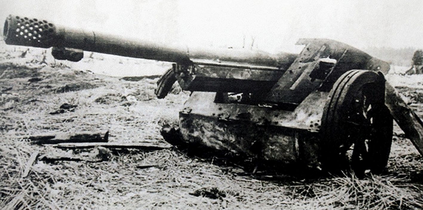 1942年,东线苏联战场加里宁地区,一门在战斗中被苏军击毁的德军75毫米Pak97/38型反坦克炮。