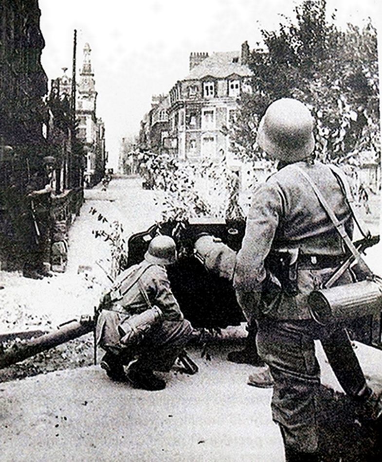 1942年8月,西线战场,英军与加拿大军对法国北部沿岸港口城市迪耶普实施的一次试探性登陆中,受到德军反击,图中是参与迪耶普战斗的德军一门75毫米Pak97/38型反坦克炮。
