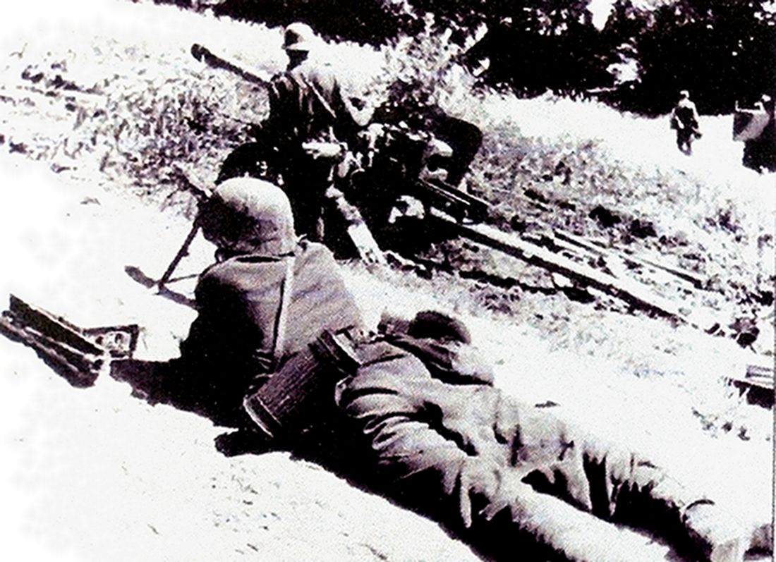 东线苏联战场,德军的75毫米Pak40型反坦克炮阵地上,一位士兵操着MG42通用机枪警惕地注视着前方,机枪旁边还有备用枪管和弹药,以防止敌方步兵对火炮阵地的袭击。