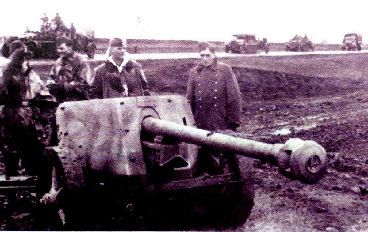 1941年冬天,东线苏联战场,一门德军的75毫米Pak40型反坦克炮安装在公路边,保护公路上行驶的德军车队免受苏军坦克的突袭。