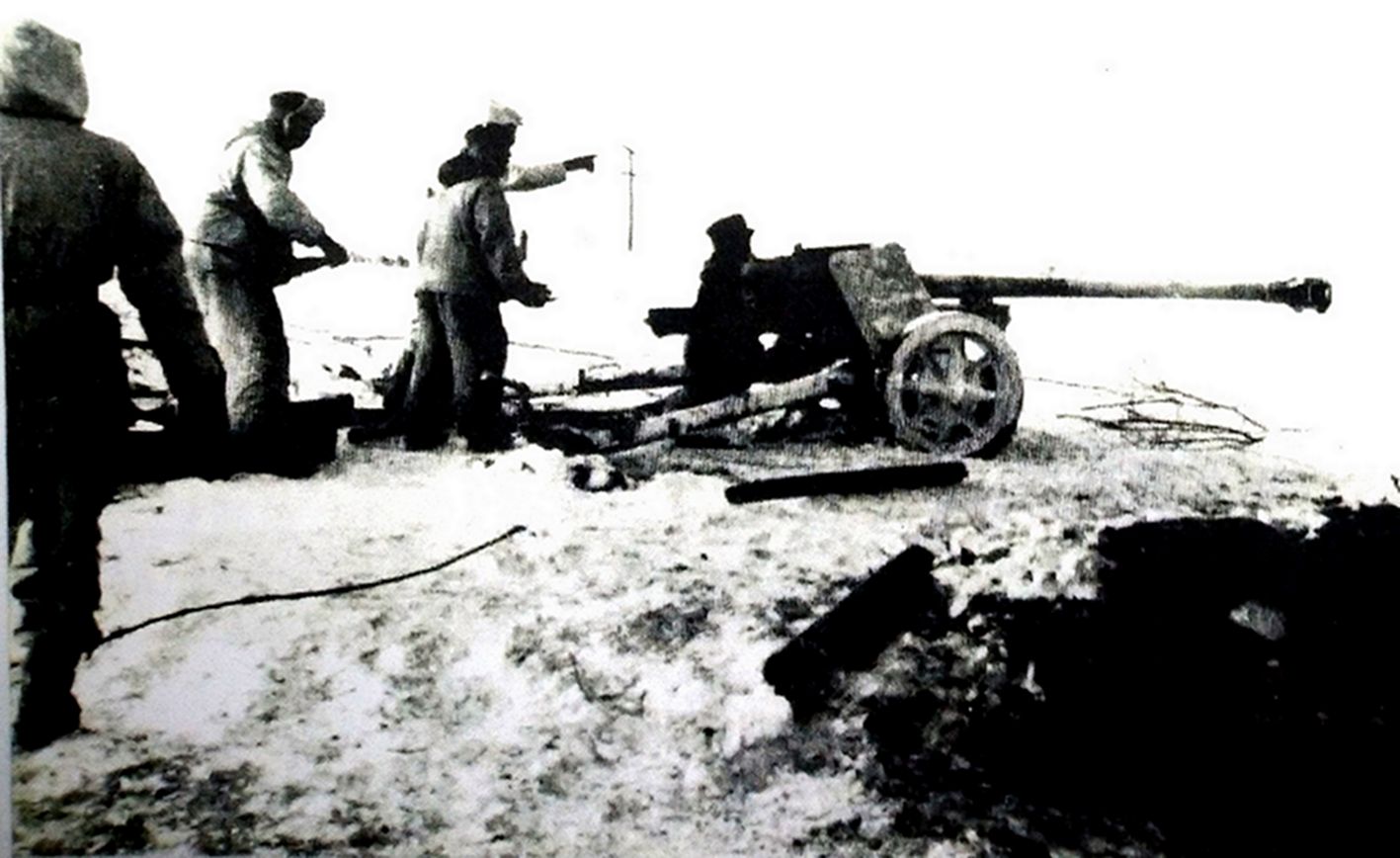 1943年初,东线苏联战场别尔哥罗德(Bielgorod)东北地区作战,隶属「大德意志」装甲掷弹兵师的一门75毫米Pak40型反坦克炮正准备射击。