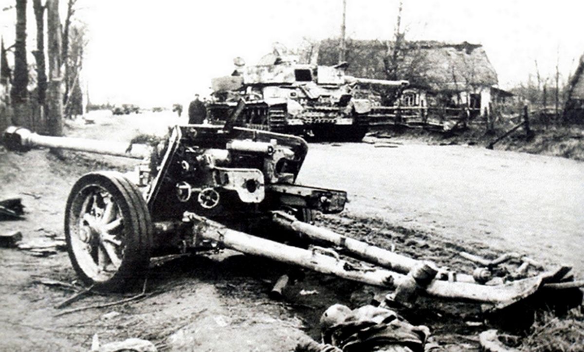 1943年10月,东线苏联战场基辅地区,德军败退时遗弃的一门75毫米Pak40型反坦克炮。
