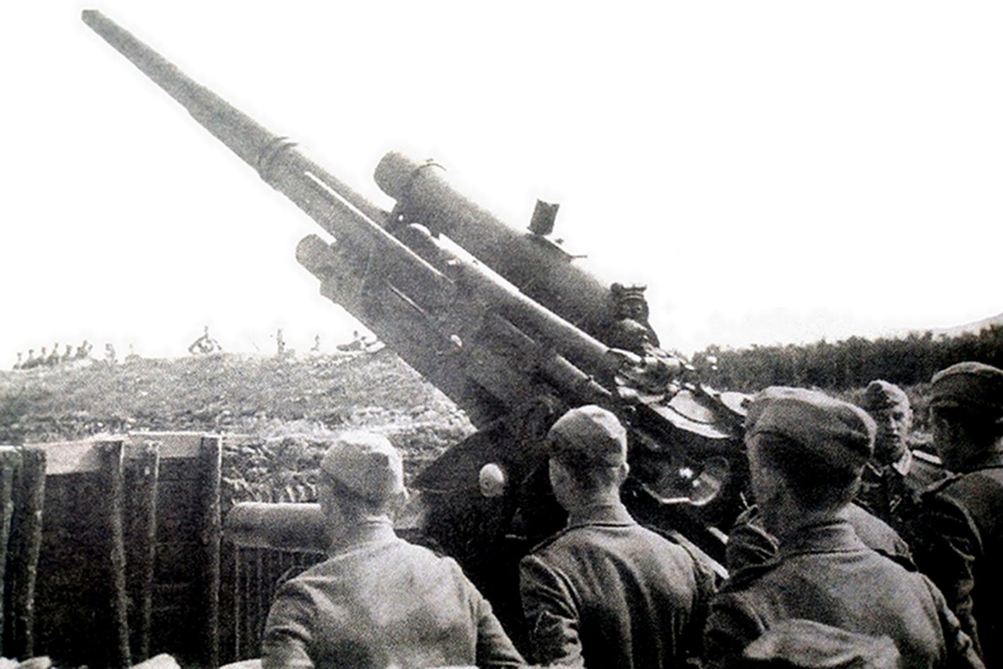 1940年初,驻扎在德国本土的德国空军高炮部队,一门88毫米高射炮在已构筑好的阵地中作防空戒备。