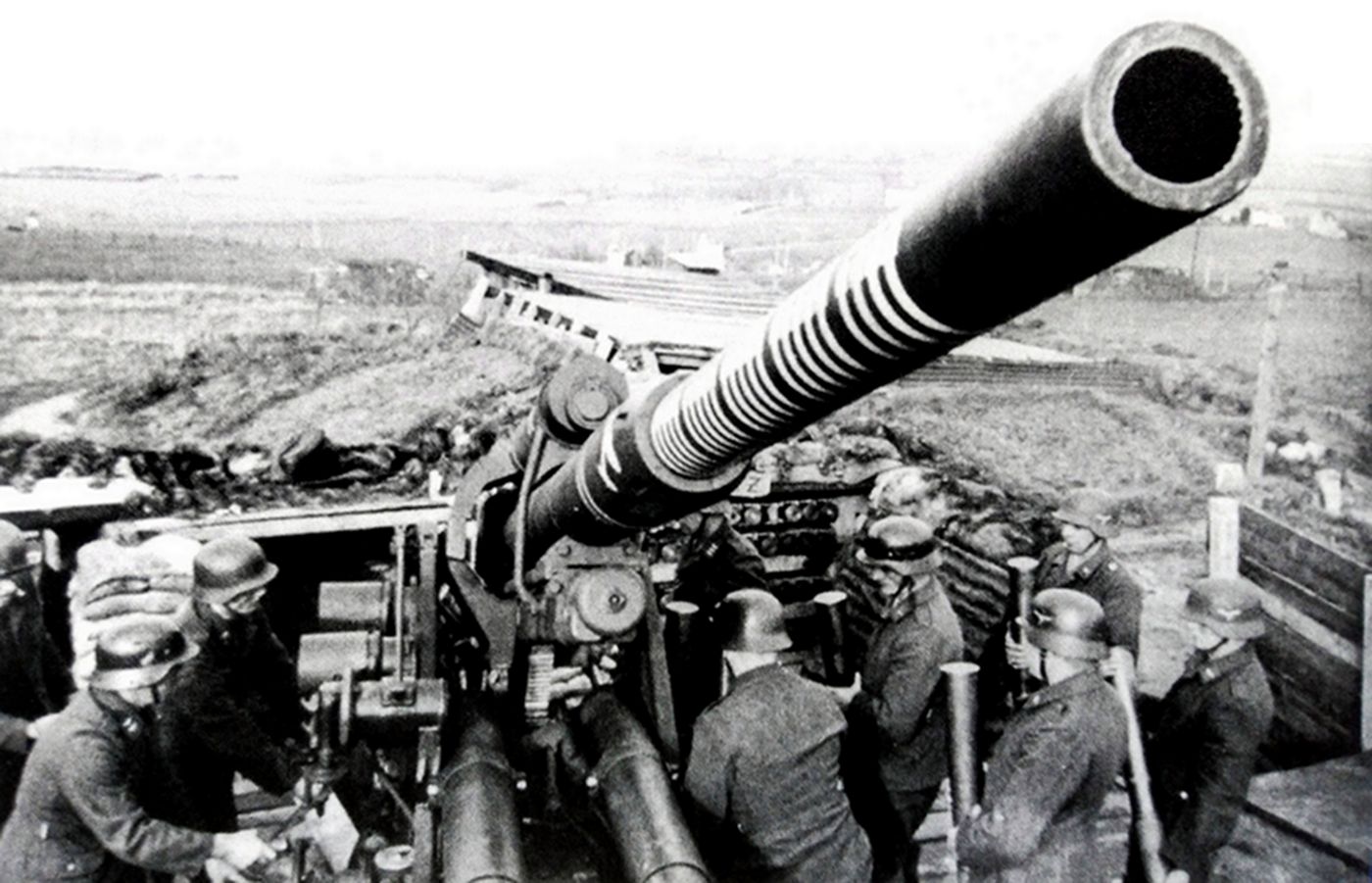 1943年,在德国本土防空阵地上,为附近军工要地作保护的德国空军高炮部队一门88毫米Flak36高射炮,炮筒上20个圆环标志表示该炮击落了20架飞机,战绩十分突出。