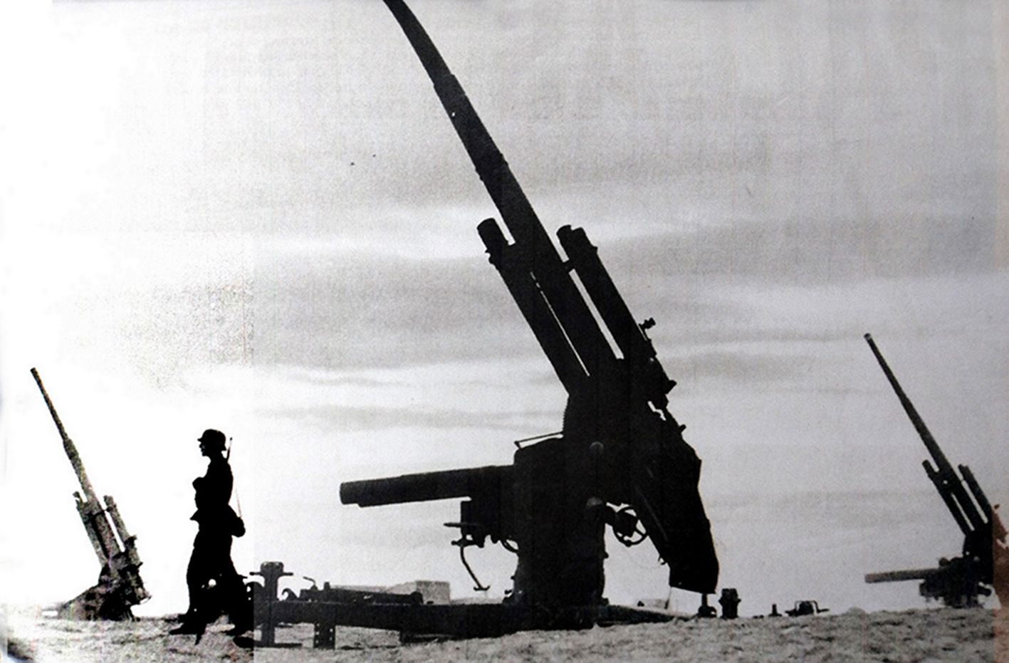 二战期间,驻扎在德国本土的德国空军88毫米高射炮阵地,一名士兵正在阵地中巡逻。