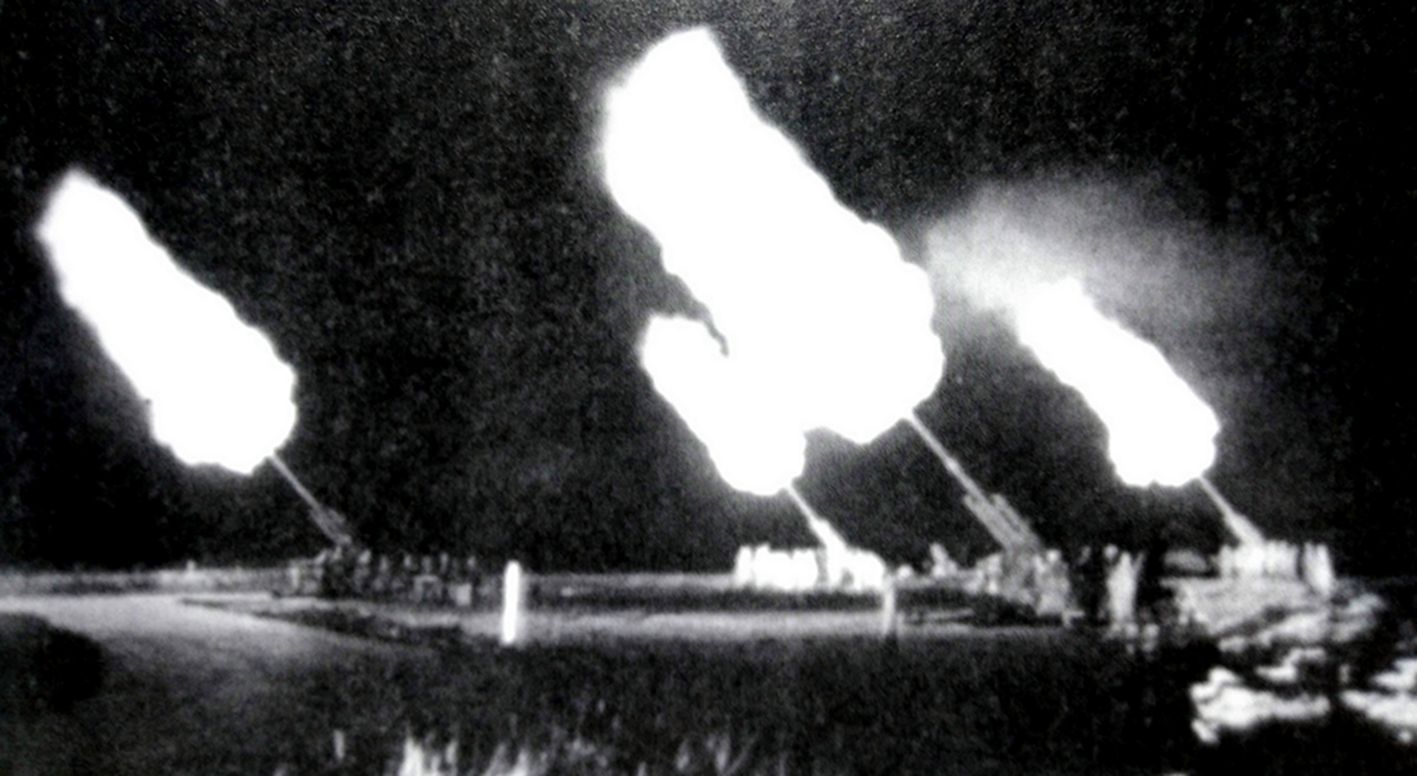夜间,在一处德国空军高炮部队阵地中,四门88毫米高射炮正在向空中目标齐射,高炮发射时的火焰十分壮观。