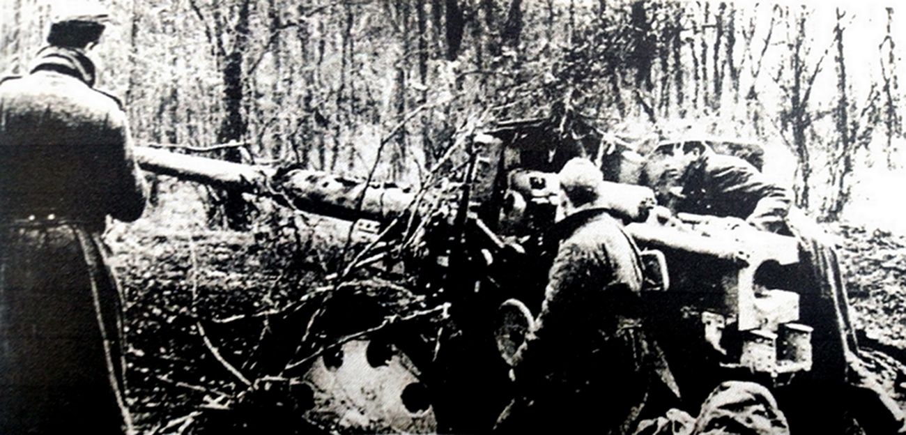 1944年秋季,东线战场匈牙利地区,德军一门88毫米Pak43/41型反坦克炮隐蔽在树林中,正在进行战斗准备。