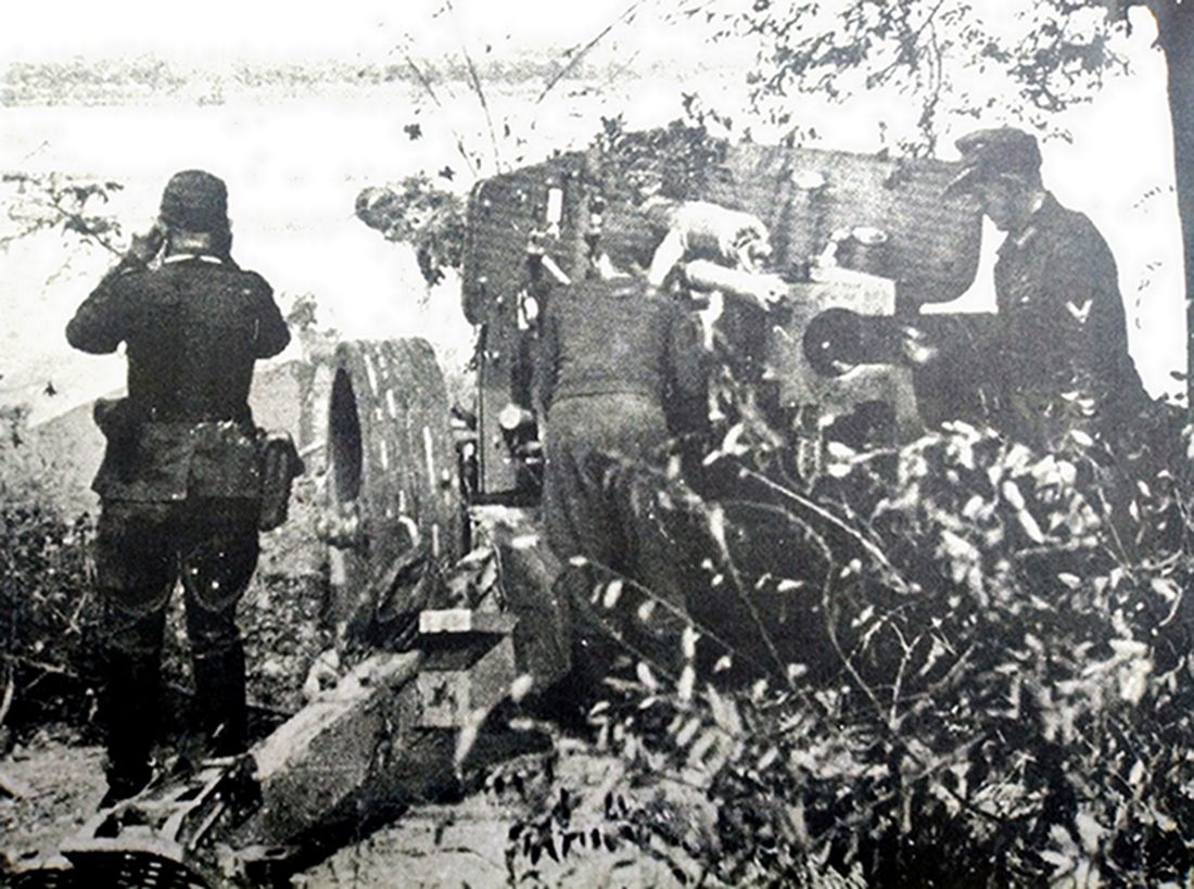 1944年至1945年间,正在战场上作战的德军一门88毫米Pak43型反坦克炮。该炮虽然大而重,但却是中、重型坦克的远程杀手。图中的德军士兵巧妙地将火炮隐蔽在小树旁,其前方视野一览无遗,十分有利于火炮的瞄准与射击,可见德军炮班的作战素质是相当高的。