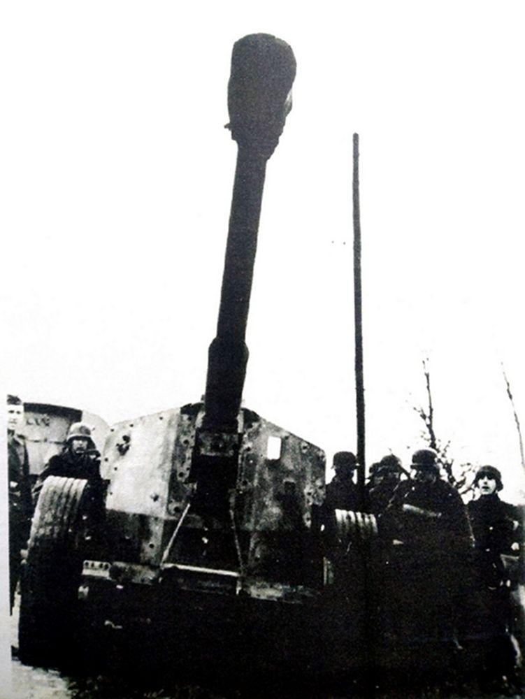 由于离炮位还有一段距离,德军还得想办法将88毫米Pak43型反坦克炮推动。二战后期,由于德国材料的缺乏,该炮的车轮用的是重型野战榴弹炮的车轮。
