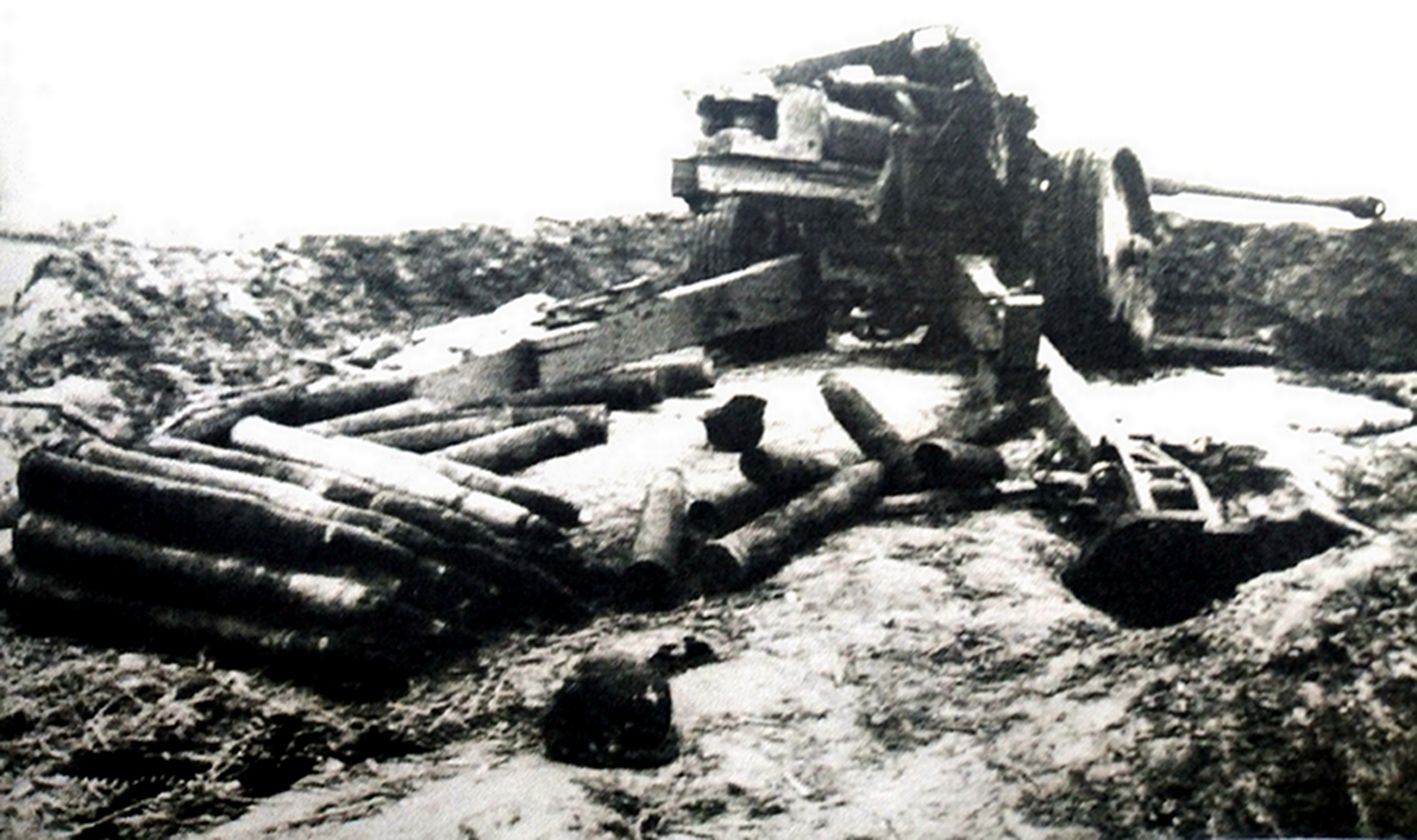1944年秋季,东线苏联战场波罗的海地区,德军败退时遗弃的一门88毫米Pak43型反坦克炮。