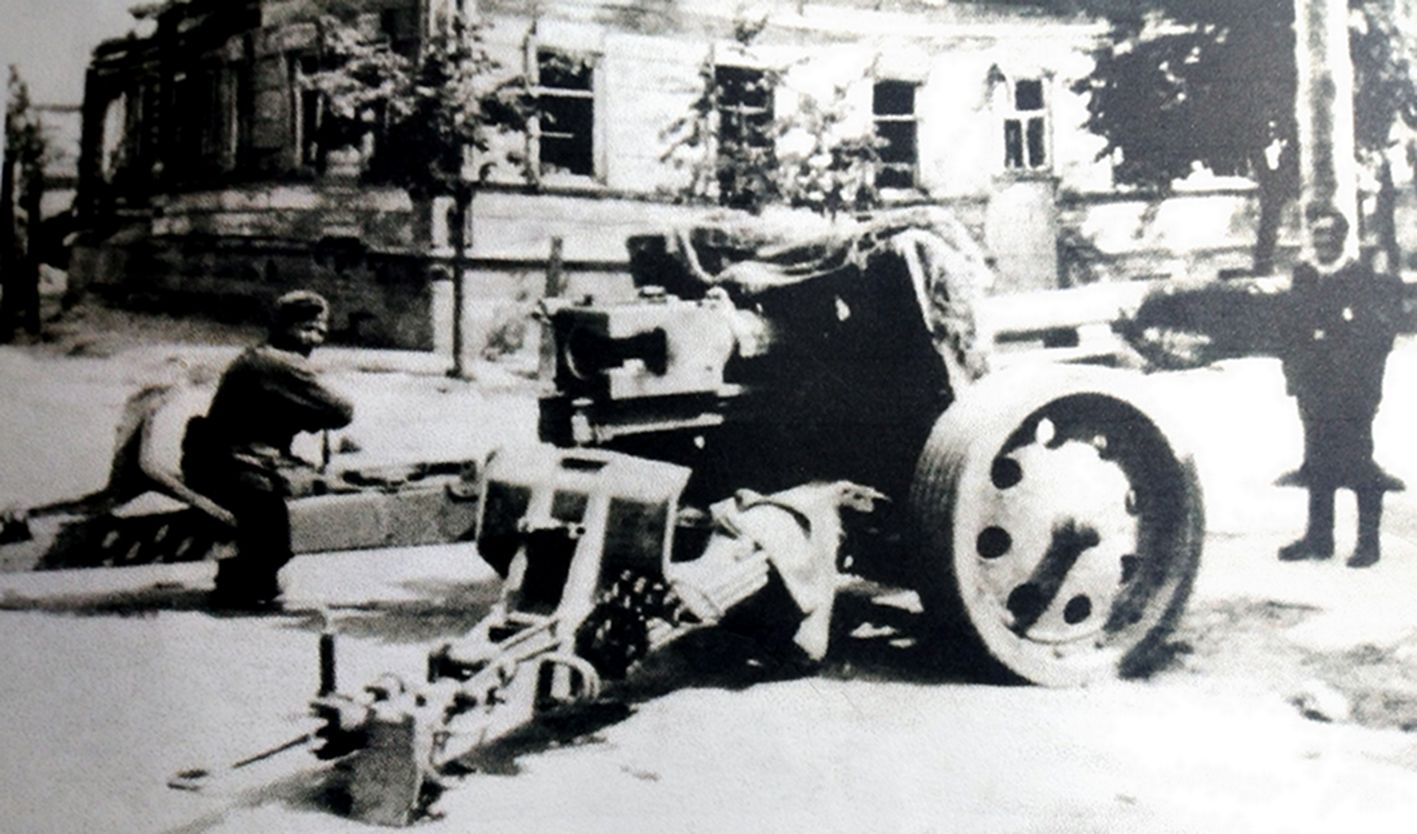 1943年7月,东线苏联战场,德军将一门88毫米Pak43/41型反坦克炮的射击位置安放在奥勒尔市街道上。