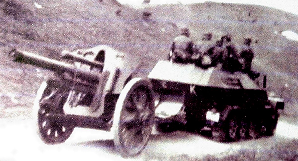 1940年法国战役期间,一辆Sd.Kfz.251/4半履带装甲车正牵引一门105毫米le.FH18榴弹炮向前线进发。半履带车后的白色「K」表明它属于冯·克莱斯特装甲集团(Panzer Group von Kleist)下属的装甲师。