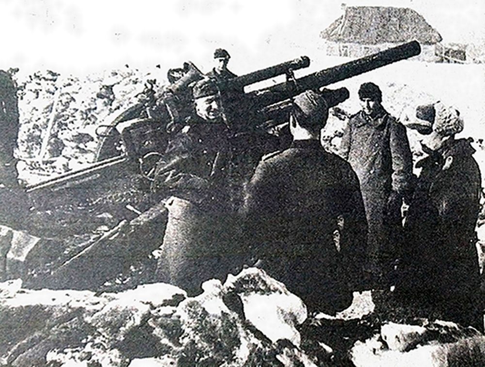 1942年冬季,东线苏联战场,埃里希·冯·曼斯坦因将军访问了前线的德军炮兵部队,在105毫米le.FH18榴弹炮旁与炮兵们交谈。
