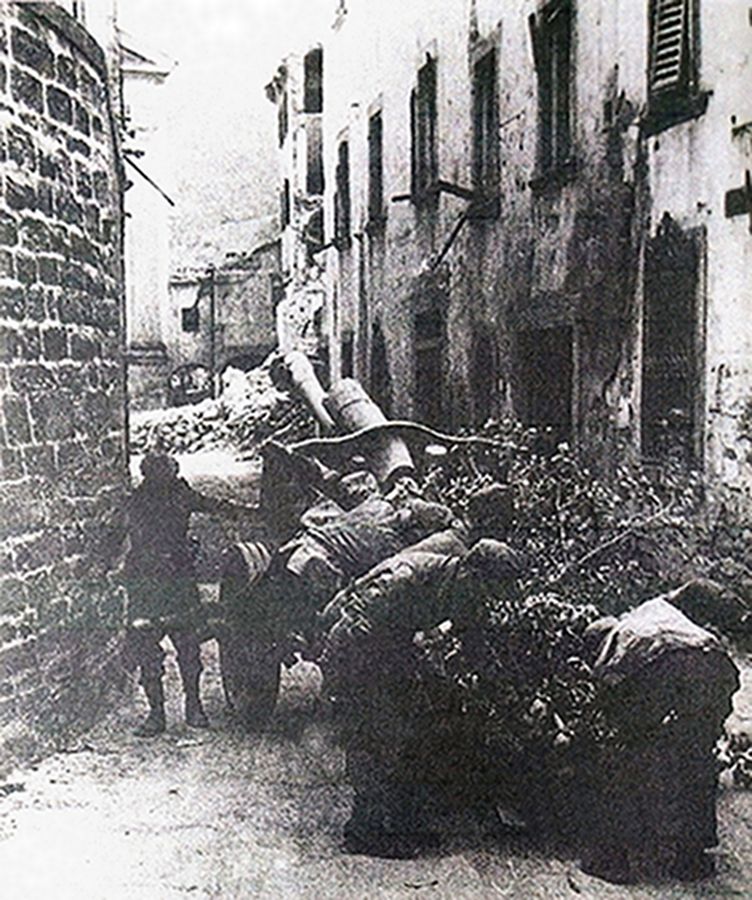 二战西线意大利战场,德军将一门105毫米le.FH18榴弹炮架设在城市巷道中,并在炮身上放上许多树枝作掩护。