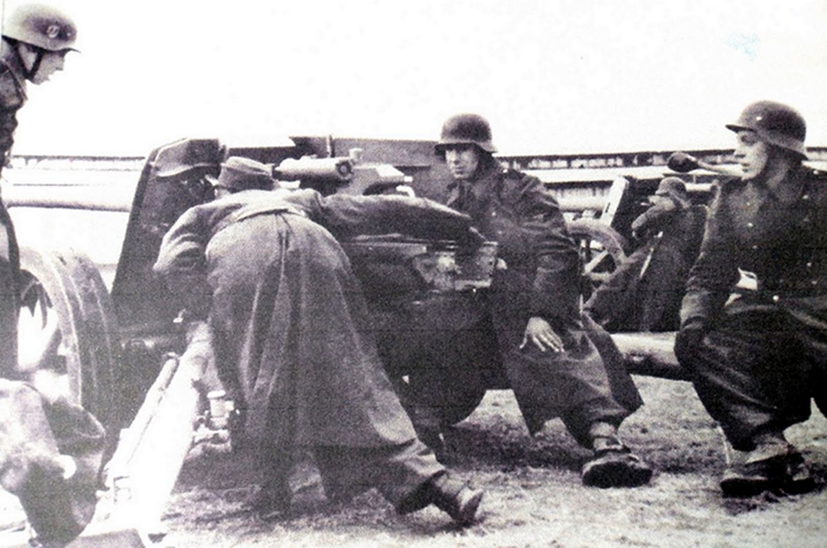 1944年末,东线战场的战斗已接近德国,一批武装党卫军装甲掷弹兵师的士兵正在德国紧急训练使用105毫米le.FH18榴弹炮,1945年初,该师参加了东波美拉尼亚战役的防御作战行动。