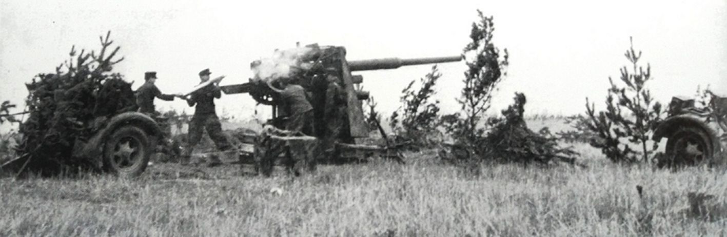 1941年秋天,东线苏联战场基辅地区,德军一门正在作地面战斗的88毫米Flak18高射炮,在乌克兰大草原上,构筑工事作用不大,因此该炮与挂车也只是用树枝伪装作为掩护。
