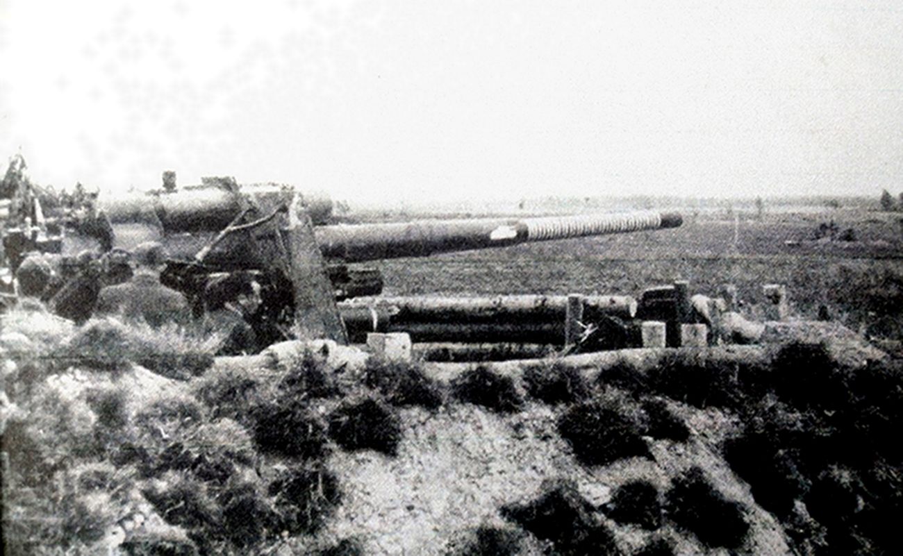 东线苏联战场,德军阵地中一门严阵以待的88毫米Flak18高射炮,该炮的炮管上标志表明有不少于36次击毁苏军坦克的战绩。可见该炮组人员的作战经验与射击水平都是很不错的。