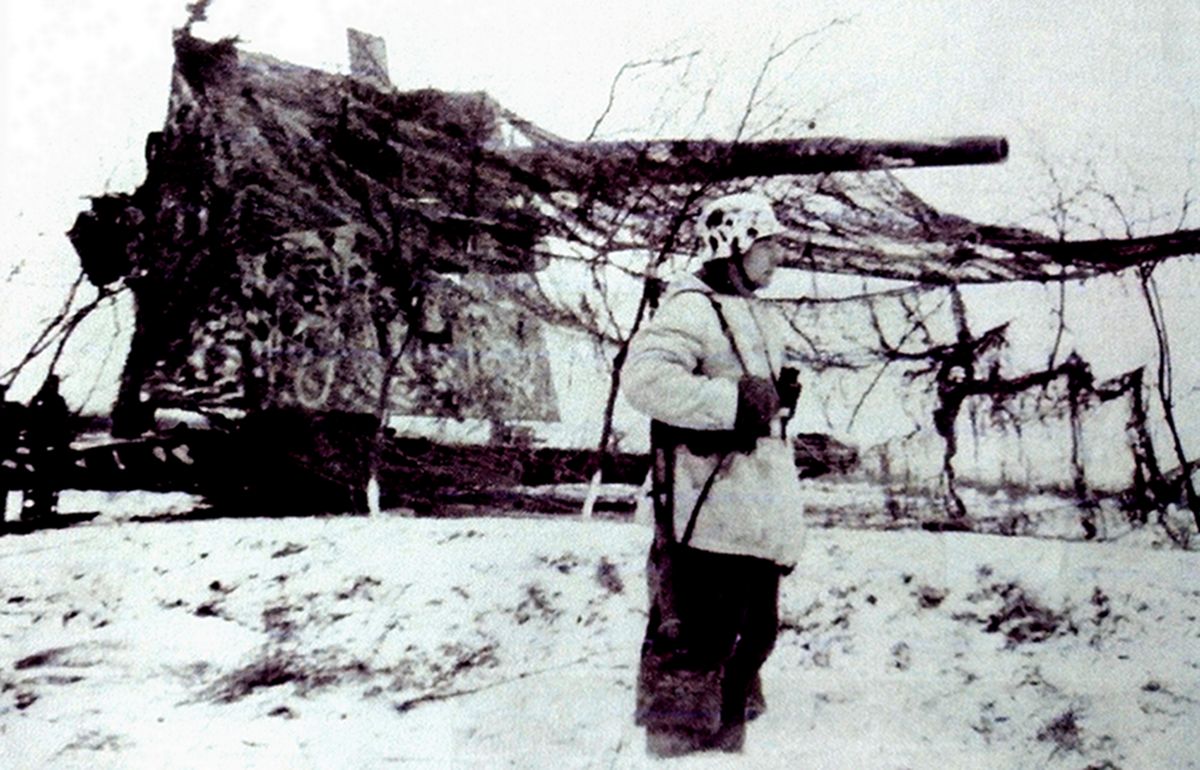 1945年春,德国本土战场,放置在开阔的积雪地面上的一门德军88毫米Flak18高射炮。该炮加装了网状防护罩,并作了基本的冬季伪装。