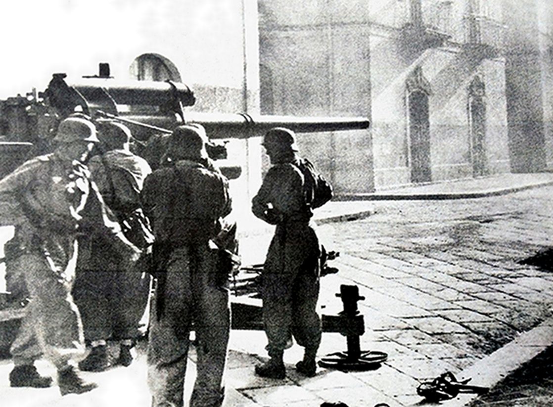 1944年9月,在佛罗伦萨的街头战斗中,德国空军一架88毫米高射炮被用作地面作战。该炮班成员身穿德国空军的热带棕褐色制服,很可能是驻扎后方的空军后勤部队一部分,由于战况的变化,他们只能作战场炮兵使用。